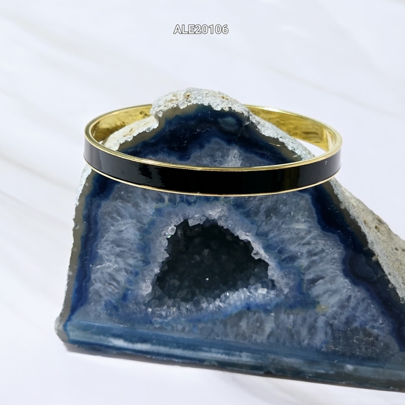 Michael Kors Gold Tone,
Monet Vintage Black Bundle Of two Bracelets. - Picture 9 of 9